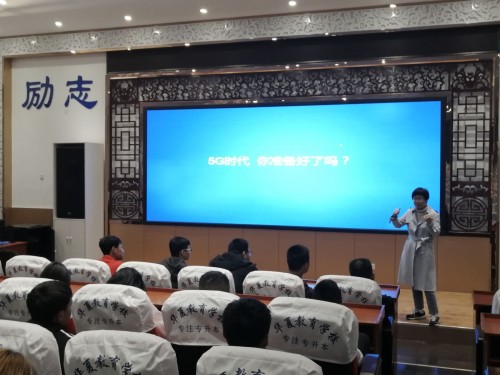 互聯(lián)網(wǎng)的魅力 連接、創(chuàng)新與未來(lái)——商務(wù)管理系文化大講堂活動(dòng)側(cè)記